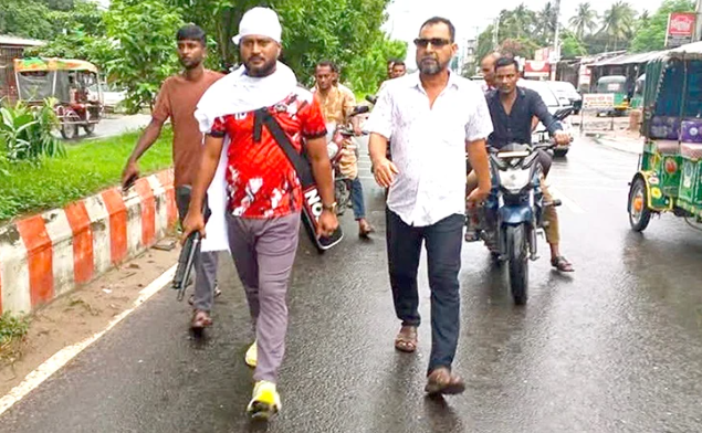 মাথায় কাফনের কাপড়, হাতে অস্ত্র নিয়ে ঈশ্বরদীতে সাবেক ছাত্রদল নেতার মহড়া